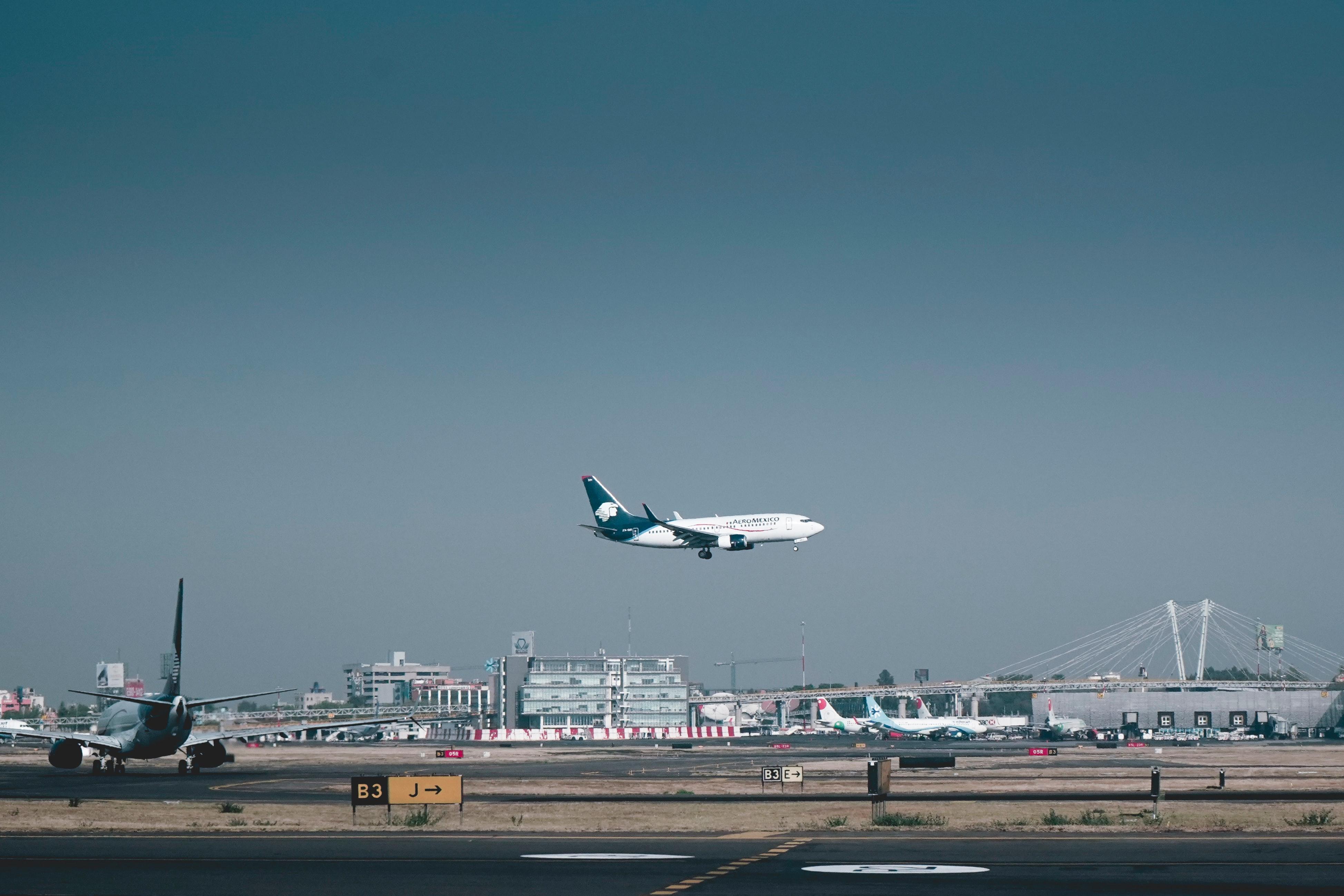 Мексика авиаперелет. Мехико с самолета. Аэропорт Мексики вид из самолета. Aeromexico Airlines. Самый загруженный аэропорт в Европе.