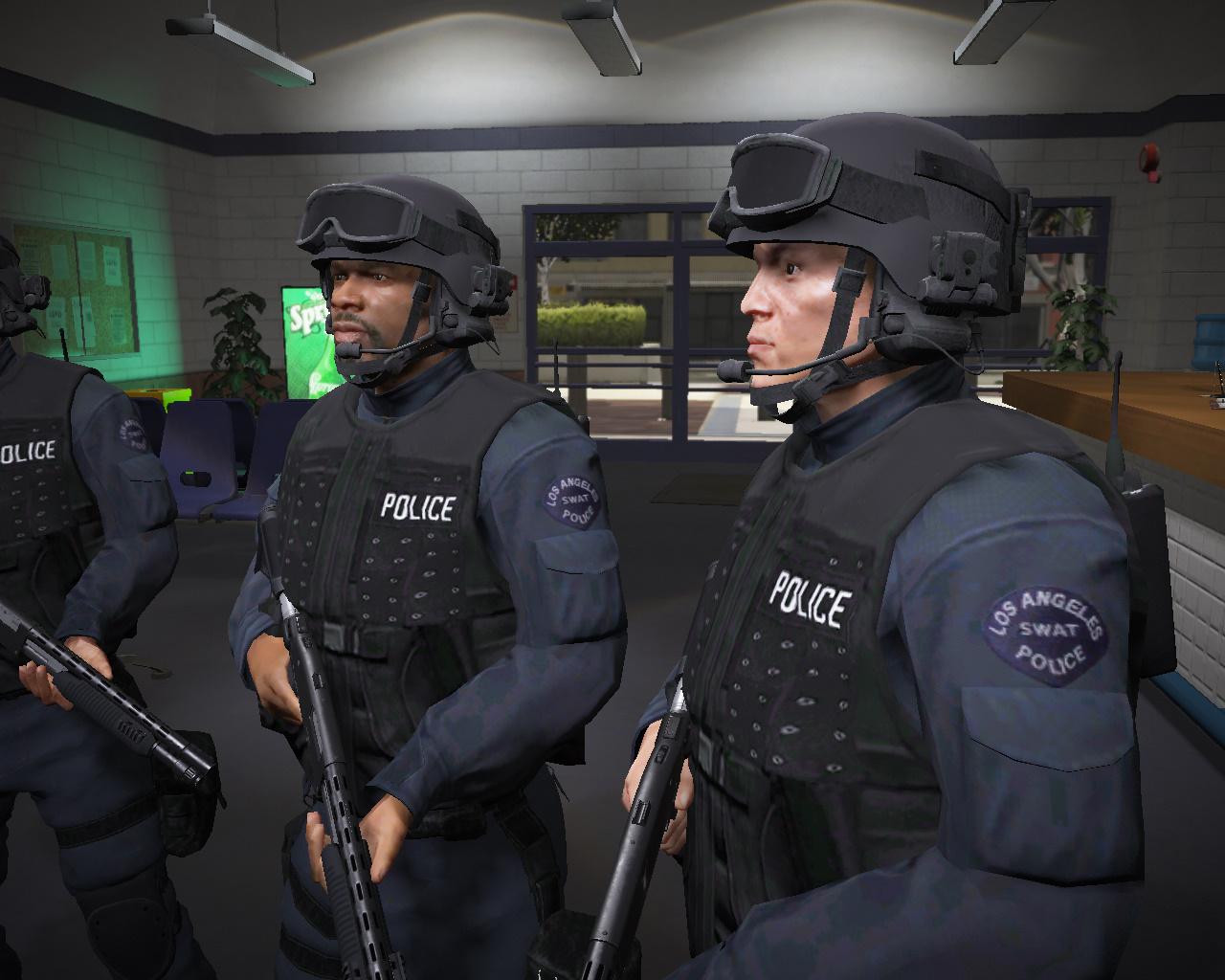 Swat mods. GTA 5 SWAT. SWAT спецназ GTA 5. Спецназ LAPD. Форма SWAT ГТА 5.