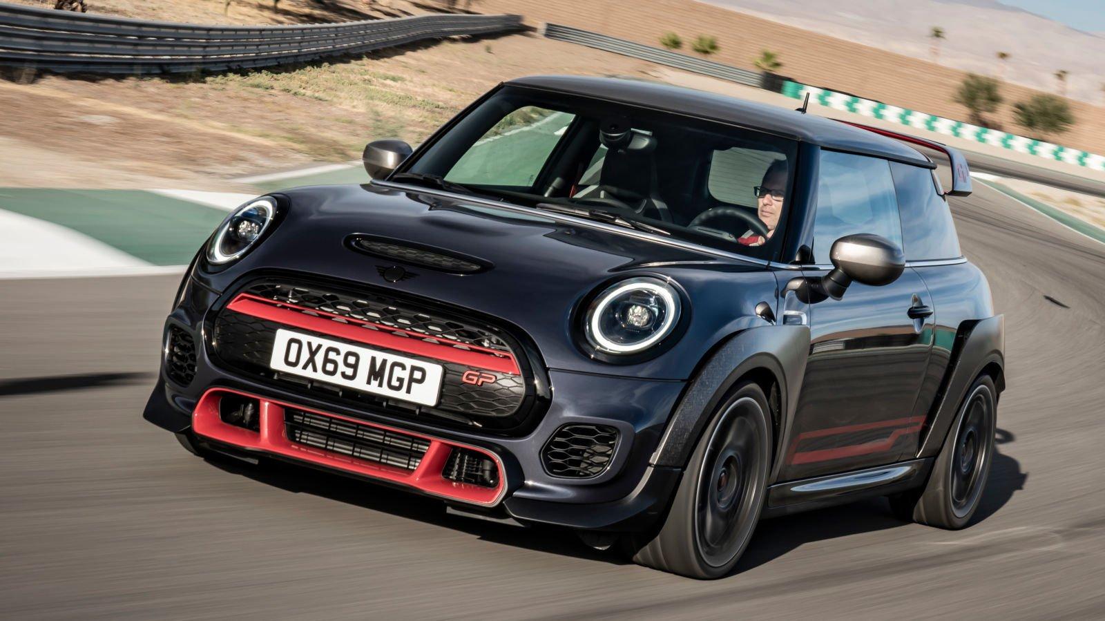 Mini Cooper JCW 2020 Improved handling and sound.