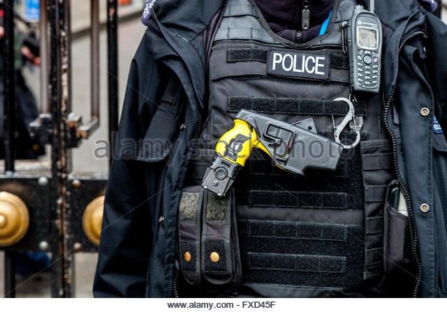 Bd04c3 british police officer with taser gun london england fxd45f