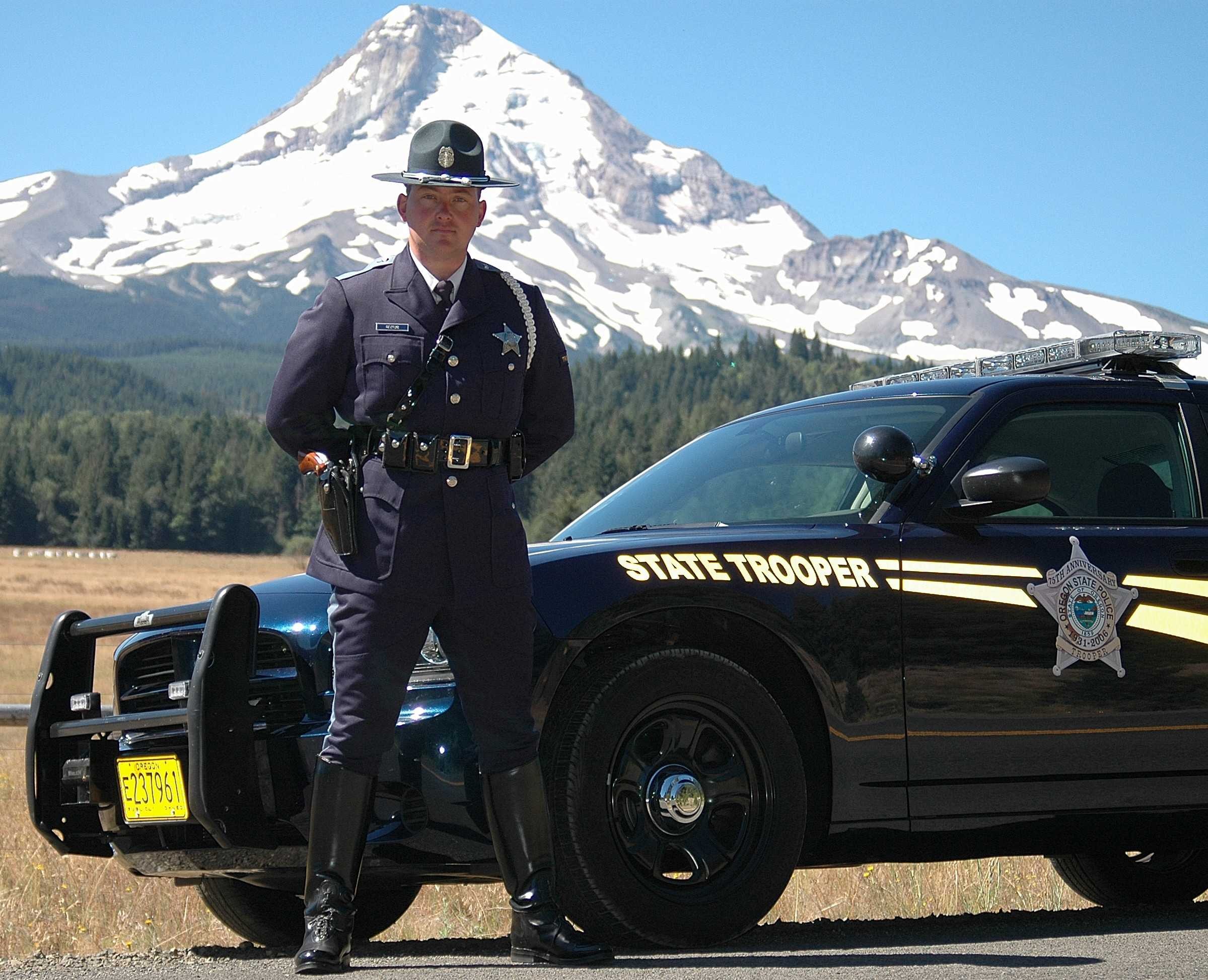 Полицейский рядом. State Police полицейский. State Trooper Police. Alaska Highway Patrol. Oregon Highway Patrol.