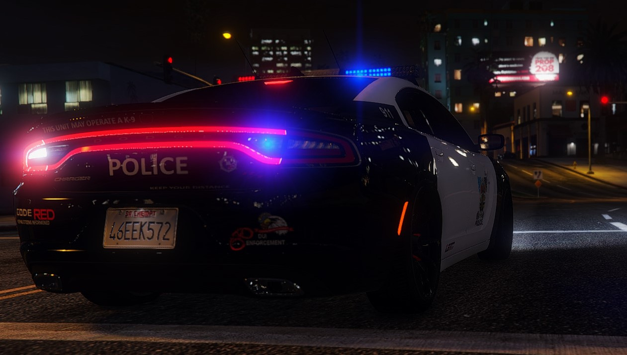 Полицейская машина ночью. Додж Чарджер 2015 полиция. Полицейские мигалки США В ГТА. Dodge Charger 2015 ГТА 5. Американская Полицейская машина ночью.
