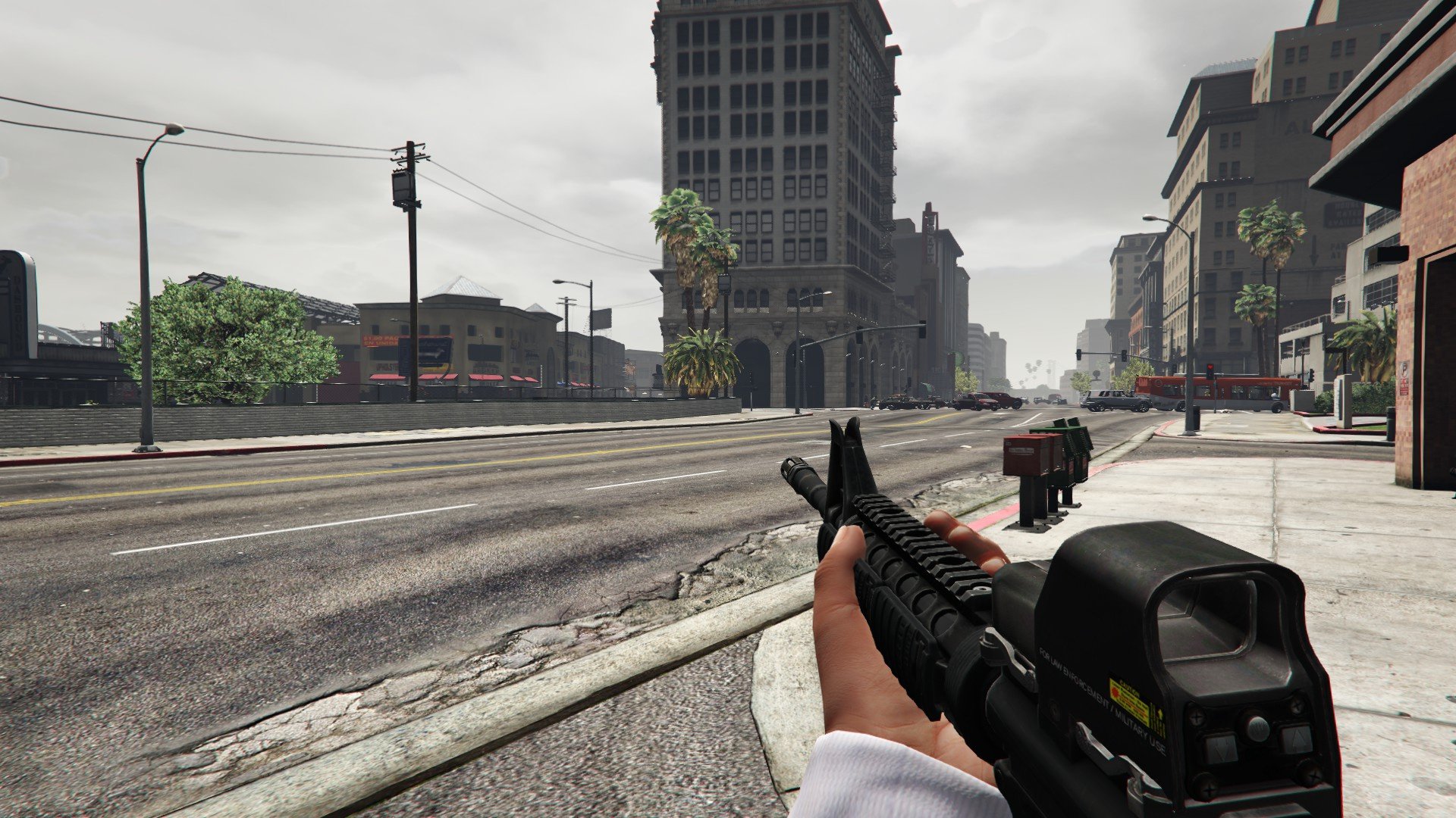Игра гта 5 оружие. Оружейная ГТА 5. Grand Theft auto IV от первого лица. Grand Theft auto v оружие прицелы. Моды на GTA V оружие.